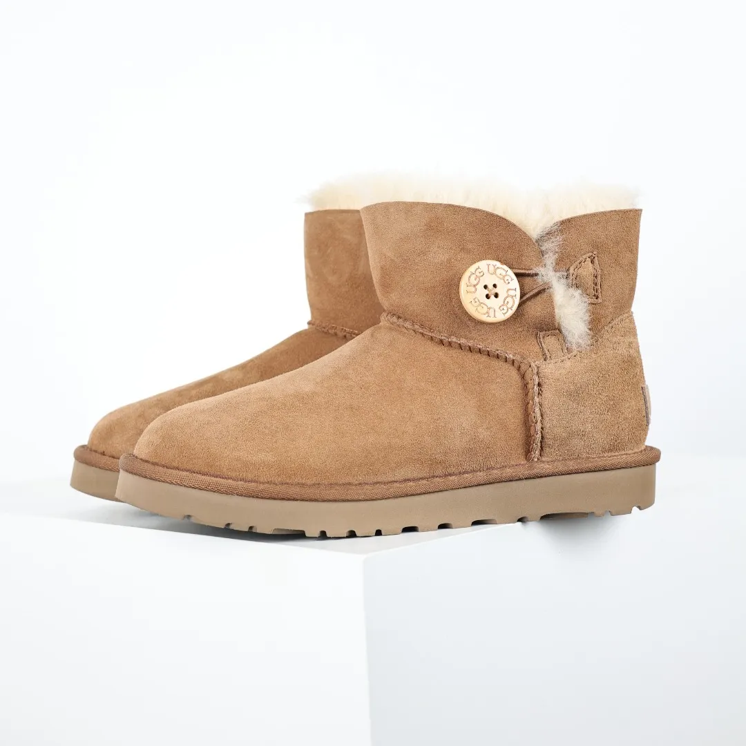 Pick up locally 💰540 The core recommendation is good price UGG basic Bailey twist style Xiaohongshu hot style Henan Longfeng leather production Sheepskin integrated top quality in the market 2-3 cm cashmere insole to keep warm in winter and a very suitable choice for home use UUG has launched a style series in the new year, which is partially geared towards the preferences of young consumers and has also moved to the forefront of fashion trends. Shoe body material Water-repellent coated suede upper 17mm UGGPURE™ implanted wool insole Lightweight non-slip comfortable rubber outsole With brand LOGO Trademark Comes with full packaging Size: 35 36 37 38 39 40